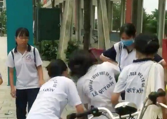 hoc sinh danh nhau anh 2
