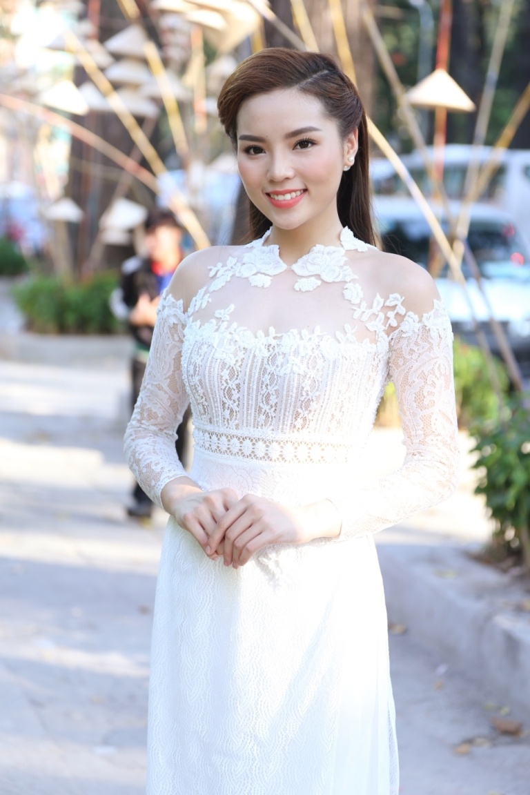 ky duyen dien ao dai xuyen thau,  ky duyen nen na ao dai,  hoa hau ky duyen lam giam khao anh 5