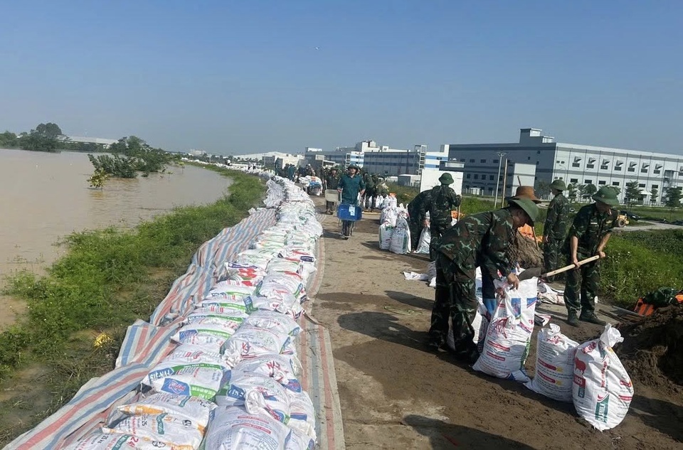 Lũ trên sông Lục Nam (Bắc Ninh) tại trạm Lục Nam đang ở mức báo động 1, báo động 2. Trong 12 giờ tới, lũ sông Cầu tại Đáp Cầu có thể đạt báo động 3 1,1m. Ngày 9/10, một số con đê bao gồm xã Xuân Cẩm bị tràn, sạt trượt buộc lực lượng quân đội, công an địa phương nhanh chóng hộ đê. Ảnh: Xã Xuân Cẩm.