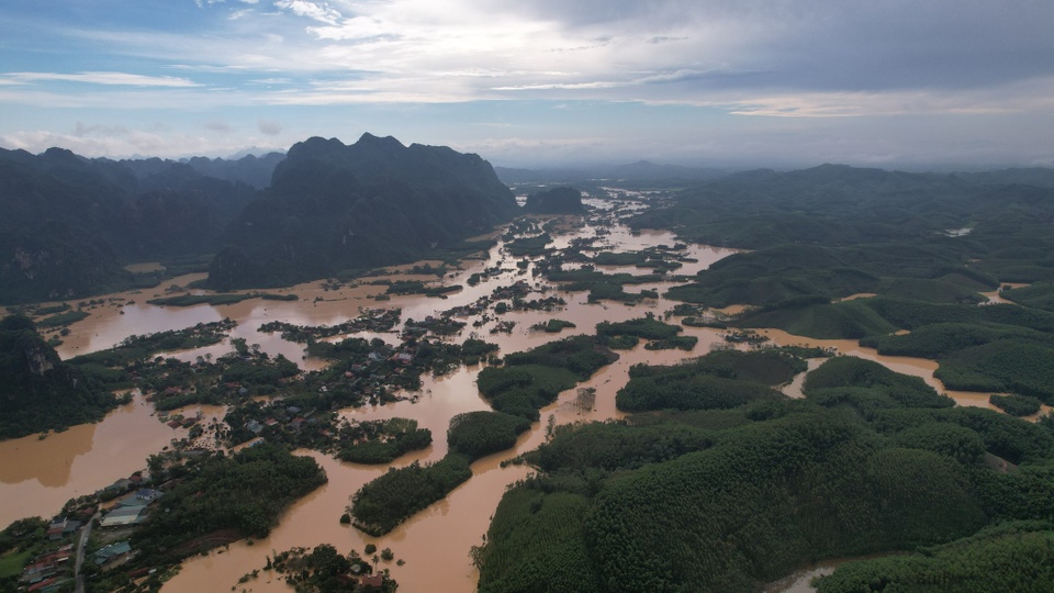 Tại Lạng Sơn, một số khu vực chìm trong nước. Một số hộ dân thị trấn Hữu Lũng, Tuấn Sơn, Cai Kinh, Tràng Định và Thất Khê bị cô lập. Nhiều nhà cấp 4 nước chạm đến gần mái. Ảnh: Phạm Trường Giang.