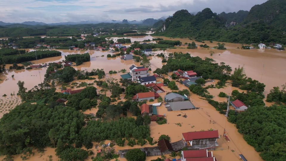 Đến ngày 8/10, 4 chuyến trực thăng của Trung đoàn 916, Quân chủng Phòng không Không quân (Hà Nội) mang theo 9 tấn hàng cứu trợ đến các xã Hữu Lũng, Tuấn Sơn, Yên Bình và Vân Nham. Người dân vùng bị cô lập mừng rỡ khi nhận được gói hàng trên tay. Trung tâm Dự báo Khí tượng Thủy văn quốc gia dự báo ngập lụt tại Lạng Sơn sẽ tiếp diễn trong 1-2 ngày tới. Trong đó, lũ trên sông Thương tại Cầu Sơn có khả năng đạt đỉnh, trên báo động 3 khoảng 2,45m. Ảnh: Phạm Trường Giang.