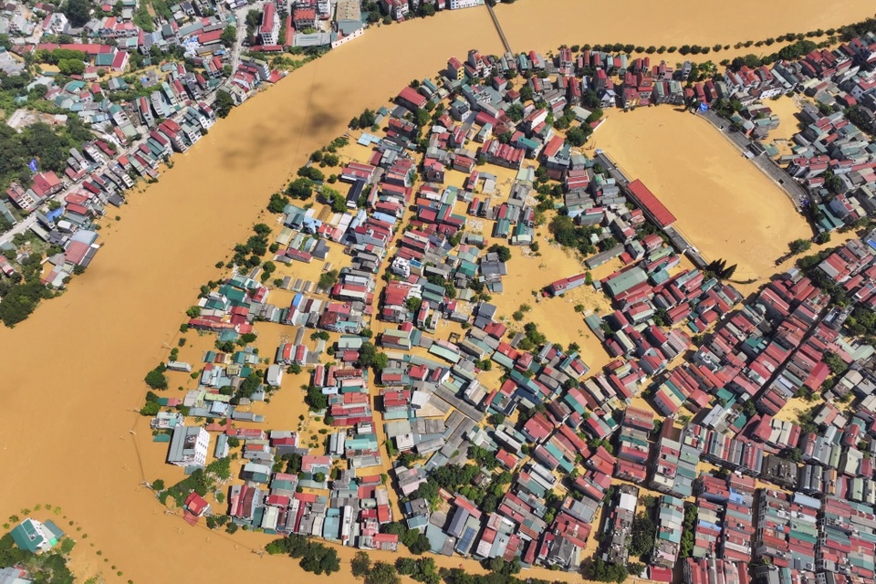 Chỉ trong vòng một tuần, người dân Cao Bằng chịu ảnh hưởng từ 2 cơn bão. Ngày 8-9/10, mực nước các sông trên địa bàn tỉnh bắt đầu rút chậm. Người dân một số khu vực trung tâm phường Thục Phán, Tân Giang, Nùng Trí Cao bắt đầu công tác dọn dẹp. Ảnh: Hà Cương/Cao Bằng Hóng.