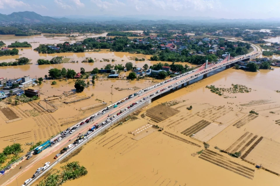 Thông tin từ Trung tâm Dự báo Khí tượng Thủy văn Quốc gia, lũ trên sông Cầu (Thái Nguyên) tại trạm Đáp Cầu có khả năng đạt đỉnh ở mức 7,4m, trên báo động 3 1,1m. Trong khi đó, trạm Gia Bảy ghi nhận mức lũ xuống dưới báo động 2 0,5m, sau khi chạm đỉnh vào 3h sáng 8/10 ở mức 29,9m. Con số này vượt lũ lịch sử năm 2024 tới 1,09m. Ảnh: Khắc Duy Lê.