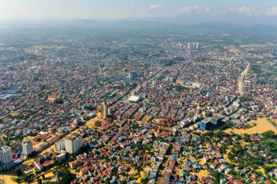 Mưa lớn kéo dài do ảnh hưởng bão Matmo khiến nhiều tỉnh miền núi và trung du Bắc Bộ rơi vào tình trạng ngập sâu từ ngày 7/10 đến 9/10, đặc biệt là Cao Bằng, Thái Nguyên, Lạng Sơn và Bắc Ninh. Nhiều khu dân cư bị cô lập, hàng nghìn hộ phải sơ tán khẩn cấp khi mực nước các sông vẫn ở mức báo động cao. Tại Thái Nguyên, đêm 8/10, nhiều khu vực trên địa bàn như Gia Sàng, Phan Đình Phùng, cầu Gia Bẩy, cầu Bến Oánh, cầu Huống, ngã 4 Minh Cầu, San Nền, hầm chui Bắc Nam, ngã 3 Mỏ Bạch, khu vực Quang Vinh, Trường Đại học Sư Phạm, ngã 4 hoàng gia... vẫn ngập sâu, mực nước có nơi lên đến 3m. Ảnh: Khắc Duy Lê.