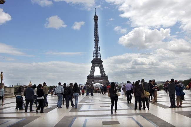 10. Tháp Eiffel thu hút khoảng 7 triệu lượt khách du lịch mỗi năm và giữ vị trí công trình thu phí thu hút nhất trên thế giới. Trong số các du khách, người Pháp chỉ chiếm 13%. Số còn lại là người nước ngoài mà tỷ lệ cao nhất là người Mỹ, Anh và Italy.