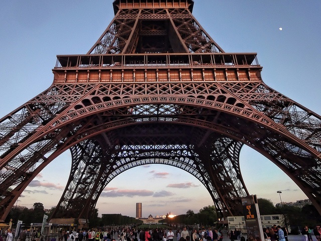 4. Ban đầu, biểu tượng Paris được sơn màu vàng. Từ năm 1953 đến 1961, người ta sử dụng màu nâu đỏ cho công trình kiến trúc này. Cứ 7 năm một lần, toàn bộ tháp sẽ “khoác” lớp sơn mới để tránh gỉ và tiêu thụ 60 tấn sơn mỗi lần.