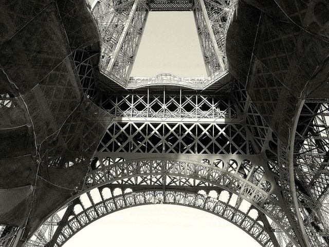 6. Ban đầu, người Pháp đặc biệt khó chịu trước sự hiện diện của Eiffel. Thậm chí, một nhóm kiến trúc sư và học giả đã ký vào văn bản phản đói việc xây dựng tòa tháp. Họ gọi công trình này là “vô dụng” và “quái dị”.