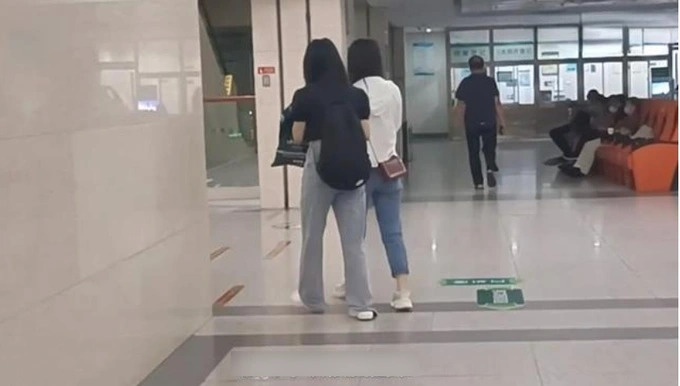 nhap vien vi bi giuc cuoi anh 1