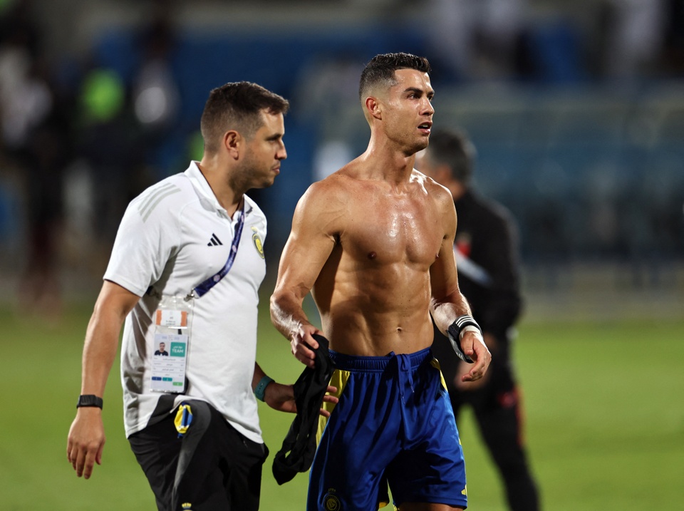 Ronaldo tit ngoi anh 6