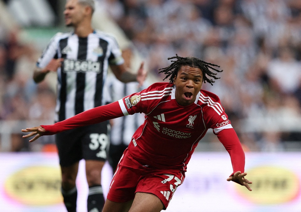 Cầu thủ 16 tuổi giải cứu Liverpool phút 90+10