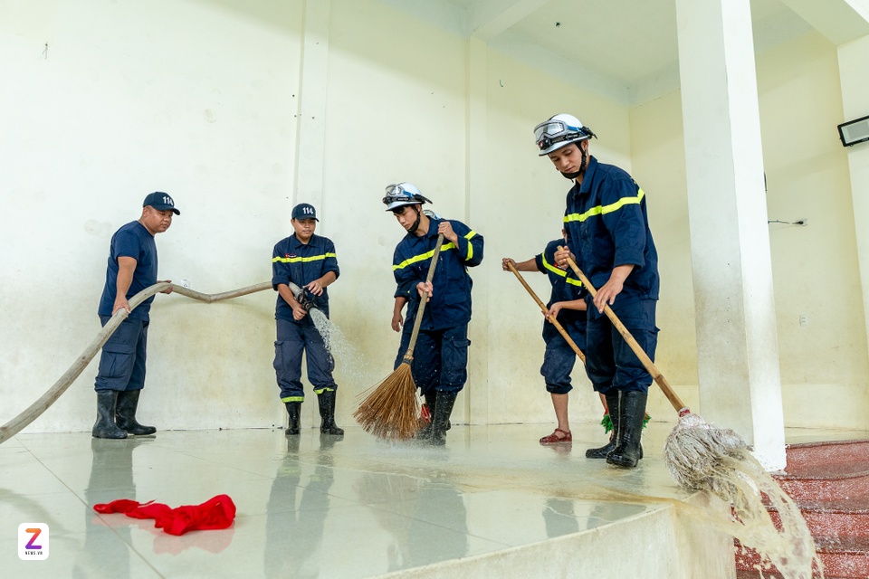 Công an Hà Nội,  hậu bão số 11,  Trung Giã,  Ngập lụt ảnh 13 Cong an Ha Noi,  hau bao so 11,  Trung Gia,  Ngap lut anh 13