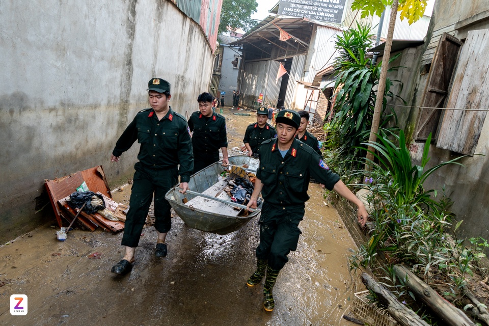 Công an Hà Nội,  hậu bão số 11,  Trung Giã,  Ngập lụt ảnh 6 Cong an Ha Noi,  hau bao so 11,  Trung Gia,  Ngap lut anh 6