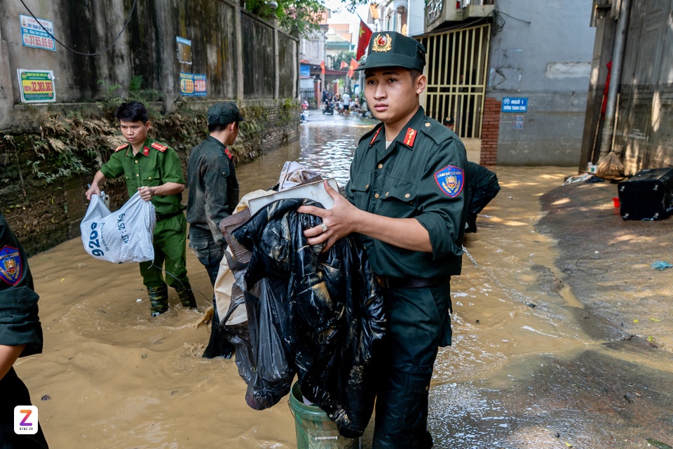 Công an Hà Nội,  hậu bão số 11,  Trung Giã,  Ngập lụt ảnh 8 Cong an Ha Noi,  hau bao so 11,  Trung Gia,  Ngap lut anh 8
