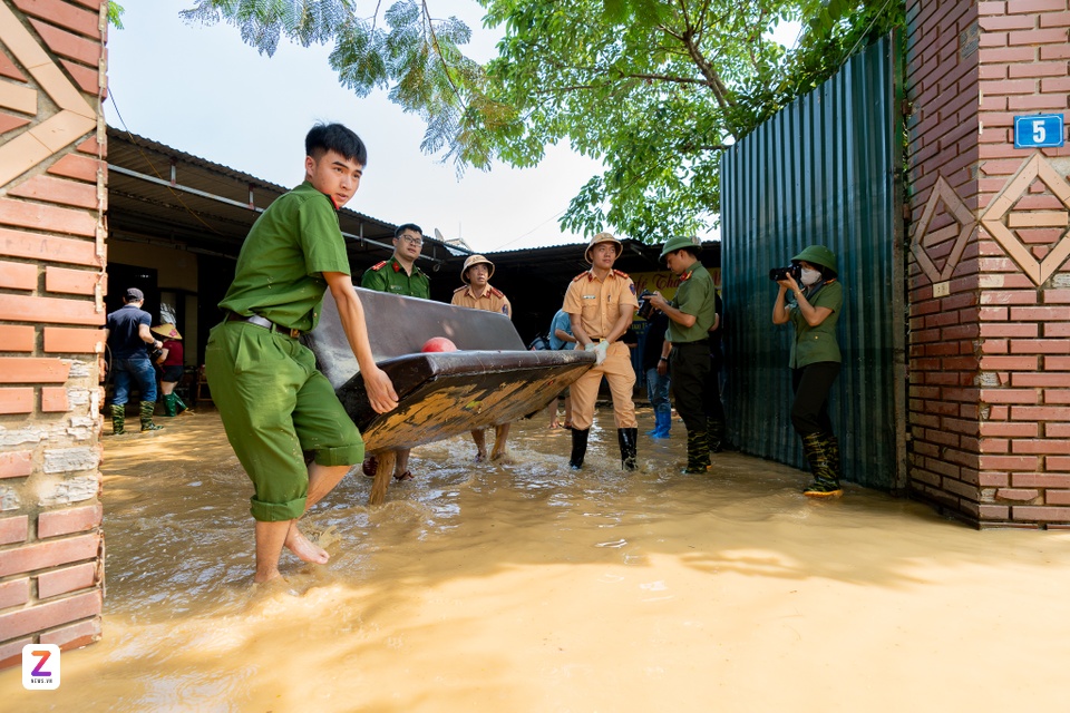 Công an Hà Nội,  hậu bão số 11,  Trung Giã,  Ngập lụt ảnh 16 Cong an Ha Noi,  hau bao so 11,  Trung Gia,  Ngap lut anh 16