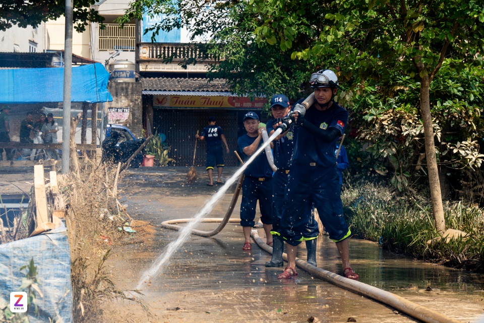 Công an Hà Nội,  hậu bão số 11,  Trung Giã,  Ngập lụt ảnh 19 Cong an Ha Noi,  hau bao so 11,  Trung Gia,  Ngap lut anh 19