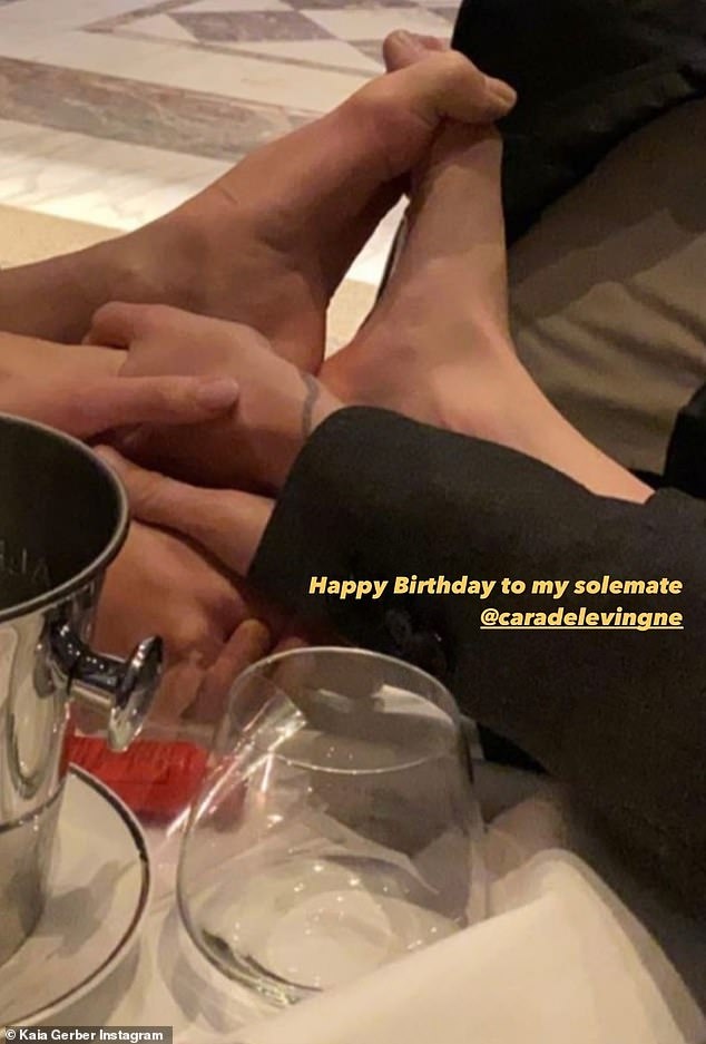 Cara Delevingne yeu dong gioi anh 1