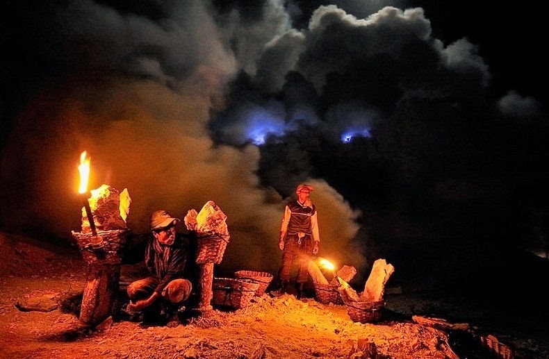 Khí sulfuric của miệng núi lửa Kawah Ijen cũng được khai thác để lấy lưu huỳnh. Khí núi lửa đang được các thợ mỏ địa phương khai thác, họ chuyển khí qua một mạng lưới ống dẫn hơi đốt làm bằng gốm, kết quả là làm cho lưu huỳnh nóng chảy cô đặc lại.