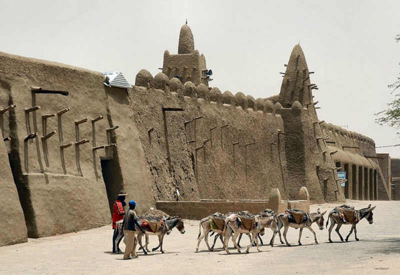 8. Nhà thờ Hồi giáo Djinguereber ở Mali, Tây Phi: Nằm ở thành phố Timbuktu, Djinguereber được xây dựng vào năm 1325 theo hình dáng kim tự tháp, gợi nhớ đến cấu trúc Viga ở phía tây nam nước Mỹ. Với đặc thù thời tiết ít mưa nên mặc dù làm bằng bùn và rơm, Djinguereber vẫn tồn tại và duy trì được hình dáng và cấu trúc của nó từ ánh nắng mặt trời hàng ngày.