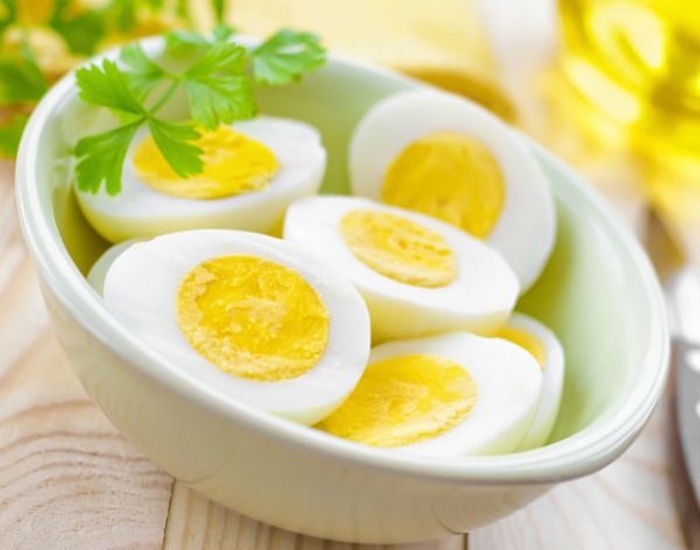 Trứng: Việc thiếu vitamin D khiến nồng độ testosterone thấp, mà trong trứng có thành phần vitamin D và chất béo lành mạnh nên nó hỗ trợ sản xuất testosterone.