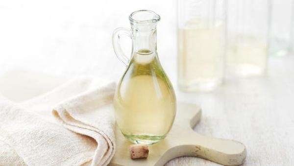 1. Dấm trắng: Dấm là một axit nhẹ nhưng có thể gây bỏng cho kiến khi chúng tiếp xúc. Trộn hai phần dấm trắng và một phần nước trong một bình xịt. Phun dung dịch dấm quanh tổ kiến, chúng sẽ không dám đi ra ngoài vì sợ mùi dấm. Thêm nữa, bạn có thể phun dấm ở bất kỳ khu vực nào trong nhà, chẳng hạn như cửa sổ, cửa ra vào, để ngăn chặn sự xâm nhập của loài kiến. Ảnh: Livertse.