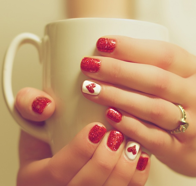 1. Nail hình trái tim. Vài trái tim be bé, xinh xinh trên móng tay sẽ giúp phong cách thời trang của bạn thêm ấn tượng và nổi bật. Dù nhìn có vẻ sắc sảo và khó thực hiện, nhưng chỉ cần tận dụng vài miếng keo dán là bạn đã có ngay kiểu nail ngọt lịm này.