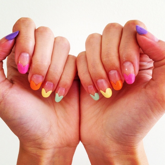 2. Nail hình nửa trái tim. Đơn giản nhưng rất phong cách, cũng như dễ tạo ấn tượng khó quên là những gì kiểu nail lạ mắt này mang đến cho bạn. 