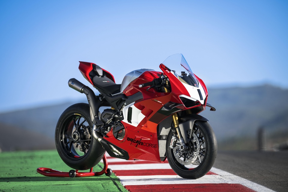 Ducati Panigale V4 R moi anh 1