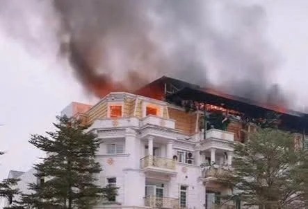 Cháy lớn tại dãy biệt thự liền kề Geleximco Lê Trọng Tấn ở Hà Nội