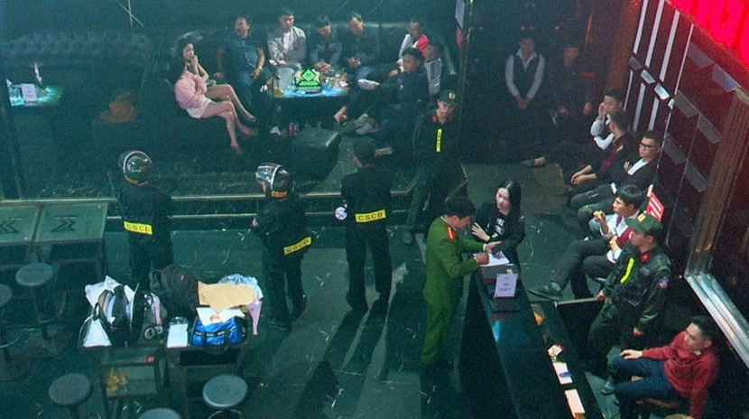 Quan bar Maybach,  Quan bar Qlounge 135 anh 1