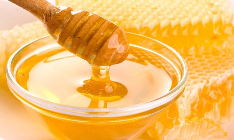 Mật ong. Cách dùng mật ong trị mụn bọc đơn giản nhất là dùng khăn bông chấm mật ong trực tiếp đắp lên vùng mụn, để khoảng 30 phút. Chất kháng sinh trong mật ong thực sự giúp ngăn chặn nhiễm trùng định kỳ, khiến tình trạng mụn của bạn không phát triển xấu đi hoặc biến thành các nang mụn nghiêm trọng hơn. Đồng thời phối hợp uống nước mật ong, hiệu quả càng tăng cao. Uống nước mật ong trong một thời gian dài có tác dụng giảm lão hóa, tăng cường khả năng miễn dịch.