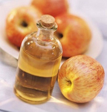 Trị mụn bọc bằng dấm táo: Đây là phương pháp rút bỏ vi khuẩn trong mụn, nhờ thế giúp ổn định da, giảm tình trạng sưng tấy. Để diệt mụn, bạn nên thoa dấm táo lên khu vực cần điều trị và để khô 30 phút trước khi rửa sạch.