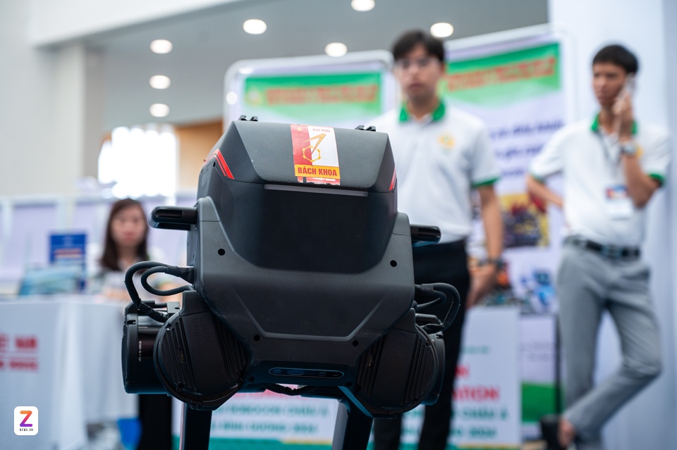 robot Bach khoa anh 1