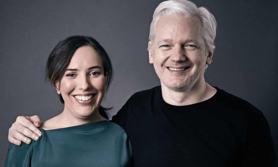 Julian Assange ket hon trong tu anh 1