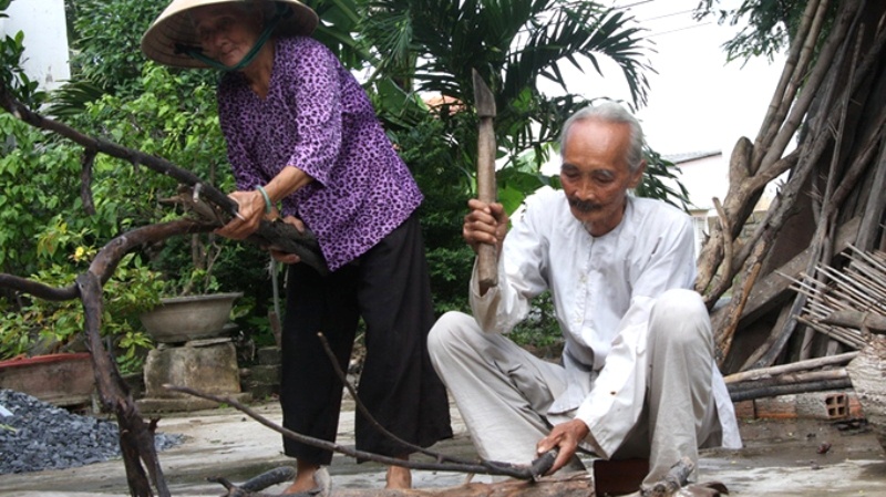 Mỗi ngày ông Đức đạp xe đi chợ mua thức ăn, kiếm lá thuốc nam về cắt nhỏ, phơi khô cho cả gia đình uống chữa bệnh và giúp người trong xóm. Ở xứ biển xa xôi này, đa số hộ gia đình đều sử dụng củi để nấu ăn. Ông Đức cũng đảm nhận luôn công việc rất nặng nhọc là bổ củi... 