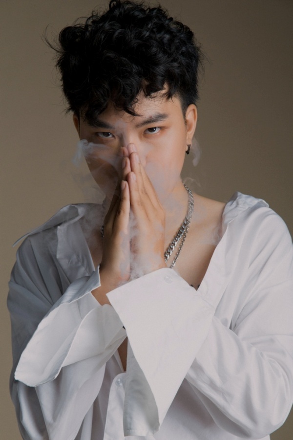 R.Tee trang tay o Rap Viet anh 4