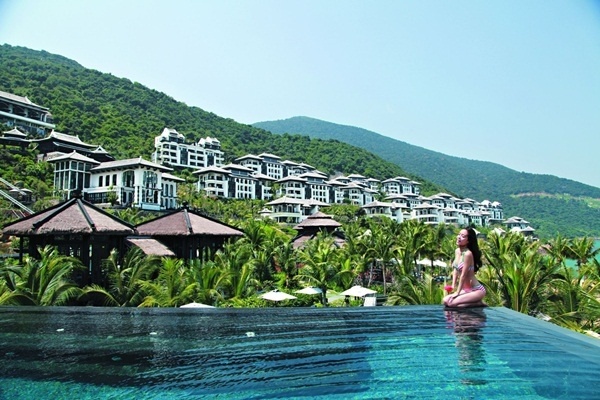 InterContinental Danang nằm ở phía Bắc bán đảo Sơn Trà của thành phố Đà Nẵng. Được thiết kế bởi kiến trúc sư nổi tiếng thế giới Bill Bensley, khu nghỉ dưỡng nổi bật với lối thiết kế độc đáo, đầy sáng tạo, là sự tổng hòa tuyệt vời giữa cảnh quan thiên nhiên kỳ thú và nét tinh hoa kiến trúc, văn hóa độc đáo của Việt Nam.