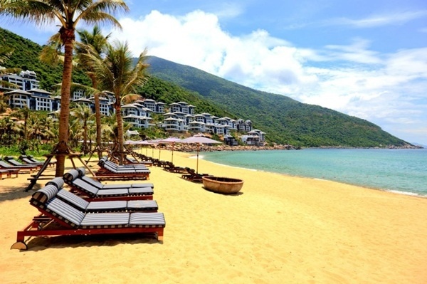 Intercontinental Da Nang Resort nằm trên một bãi biển tách biệt vớilàn nước xanh trong veo và những rạn san hô tuyệt đẹp để du khách có thể thoải máilặn ngụp khám phá, bờ biển cát vàng đầy nắng ấm là nơi thích hợp để cùng mọi người tham gia các trò chơi, hoạt động tập thể trên bờ.