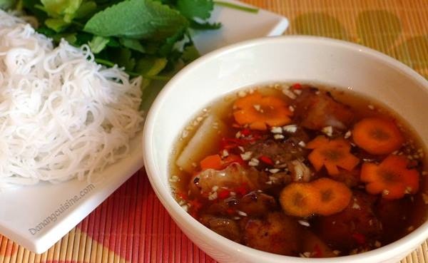 Cách pha nước chấm cho món bún chả Hà Nội ngon đúng điệu * Nguyên liệu: - Nước dừa tươi - Tỏi, ớt, chanh, dấm gạo, tiêu xay -Nước hàng - Nước dùng gà - Đường - Nước mắm  Cách 1: Nước dùng gà trong 250ml + Nước dừa tươi 150ml + Đường 150g + Nước hàng để tạo màu 60g + Muố 10g: đun sôi, hớt bọt, sau bắc ra, để nguội  Cách 2: Nước mắm 60ml+ Tỏi băm nhỏ 25g + Ớt tươi băm nhỏ 25g + Nước cốt chanh 100ml + Dấm gạo 50ml + Hạt tiêu rang thơm xay vỡ: 10g  Cách 3: Lấy nước chấm chua ngọt nói trên một lượng vừa đủ ăn + nước mắm + nước sôi để nguội vào theo thứ tự và nêm nếm cho đến khi có vị vừa miệng + tỏi băm nhuyễn + hạt tiêu rang xay vỡ+ ớt băm bỏ hạt. Ở hàng bún người ta hay cho ít nước mắm mà thay vào đó là nước hàng để tạo màu. Ăn bún chả kiểu Bắc thì cho thêm vào nước chấm đu đủ xanh. Đu đủ cắt vuông hoặc tỉa hoa cho đẹp, bóp muối sơ rồi lấy nước sôi dội qua, vắt khô thả vào bát nước chấm, nếu ko vội có thể ngâm với dấm trước 10 – 15′ thì sẽ giòn hơn.