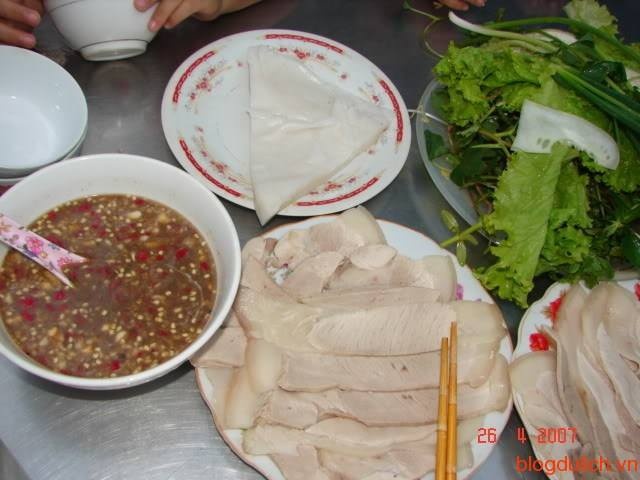 Cách pha nước chấm cho món bánh tráng cuốn thịt heo đặc sản Đà Nẵng Cách 1: 1 chai mắm nêm nguyên chất 2 nhánh tỏi (bằm nhỏ) 1 quả ớt tươi (bằm nhỏ) 1 củ hành khô (bằm nhỏ) 1/2 quả dứa bằm nhỏ Một chút đường (tuỳ khẩu vị) Cách làm: Cho hành , tỏi, ớt vào xào cho vàng song cho mắm nêm đảo thơm rồi cho 1 chút nước vào và nấu cho sôi . Cách 2: 1 chai mắm nêm nguyên chất 2 nhánh tỏi (bằm nhỏ) 1 quả ớt tươi (bằm nhỏ) 1/2 quả dứa bằm nhỏ Một chút đường (tuỳ khẩu vị) 2 nhánh xả bằm 1 quả chanh vắt lấy nước cốt 1 chút nước sôi Cho dứa , xả, tỏi, ớt bằm , nước cốt chanh, nước sôi vào 1 cái tô rồi quấy đều lên. Tiếp đến cho mắm nêm vào và nếm lại. Nếu thấy hơi mặn thì thêm nước sôi. Chắc mắm bạn ăn là pha theo cách thứ 2. Cách thứ nhất là dùng cho những người yếu bụng nhưng cũng thơm ngon lắm.