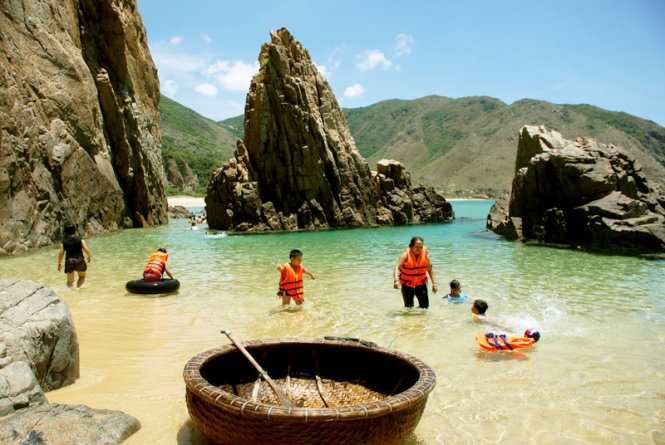 Bãi Kỳ Co: Đây được xem là “đệ nhất thiên đường” của Nhơn Lý bởi bãi tắm Kỳ Co là bãi ngang, có diện tích hơn 1km2, bờ biển nông, lặng sóng. Bãi tắm là sự phối hợp tuyệt vời giữa nước biển trong xanh, gành đá núi kỳ vĩ và bãi cát vàng nguyên sơ. Hè năm nay lượng du khách đến đây đông nhất so với các điểm đến khác của Nhơn Lý. Ảnh: Hoa Khá.