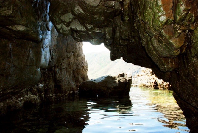 Kỳ Co nằm trên địa bàn Xương Lý, mặt phía đông của dãy núi Triều Châu. Do một mặt giáp biển, ba mặt còn lại là núi nên chỉ có hai cách để đến đây. Từ thôn Xương Lý (hoặc Hưng Lương), đi bằng thuyền hoặc canô chỉ mất khoảng 45-90 phút, bạn sẽ được trải nghiệm cảm giác bồng bềnh trên sóng. Nếu đi đường bộ thì bắt đầu từ cầu Suối Cả, đi dọc theo sườn núi Triều Châu về hướng nam. Đây mới là đoạn đường công vụ do chủ đầu tư khu du lịch làm tạm để phục vụ thi công dự án, đang trong giai đoạn hoàn thiện, nên đường chủ yếu là đường đất, một số đoạn có độ dốc cao, chỉ thích hợp với các bạn có tay lái cứng, yêu thích mạo hiểm, khám phá. Trong những đêm trăng đẹp, du khách có thể dựng liều, đốt lửa trại sinh hoạt vui chơi, dã ngoại mà không sợ làm phiền ai. Ảnh: Hoa Khá.
