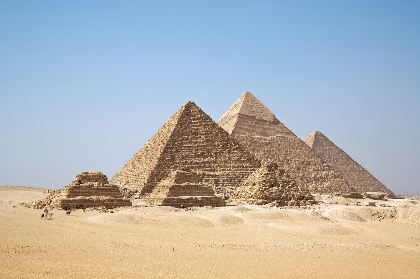 Kim tự tháp Giza (Ai Cập): nằm ở phía tây nam Cairo, Ai Cập, là công trình cổ đại nổi tiếng nhất thế giới, và là kỳ quan duy nhất còn sót lại trong số 7 kỳ quan thế giới cổ đại 2000 năm trước đây. Kim tự tháp do ba vị vua thuộc vương triều thứ tư xây dựng: Khufu (còn gọi là Cheops), Khafre (Chephren) và Menkaure (Mycerinus). Kim tự tháp Khufu lớn nhất và còn được gọi là Kim tự tháp Lớn, mất 2 triệu khối đá ròng rã trong 20 năm để hoàn thành. Cao 139 m, với hơn 4.000 năm tuổi, đây là kim tự tháp lớn nhất Ai Cập.