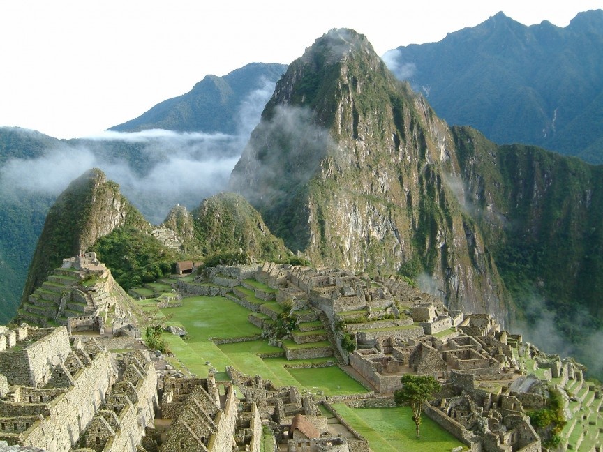 Machu Picchu (Peru): còn gọi là “thành phố đã mất của người Inca”, được phát hiện năm 1911 bởi nhà khảo cổ học người Hawaii Hiram Bingham. Trong nhiều thế kỷ, nơi đây ẩn lấp trong thung lũng Urubamba. Machu Picchu hoàn toàn không thể nhìn thấy từ bên dưới. Người dân trước kia sống bằng nguồn suối tự nhiên chảy qua thành phố. Trước năm 1911, chỉ người địa phương biết đến di tích này. Người Inca xây dựng nên từ năm 1450, sau đó bị bỏ quên cả thế kỷ do người Tây Ban Nha xâm lược. Thành phố này nằm cách mực nước biển 2430 m, cao gần gấp 3 lần tòa tháp cao nhất thế giới.