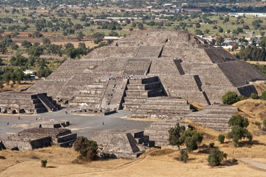 Teotihuacan (Mexico): là nền văn minh bắt đầu ở Mexico cuối thế kỷ 2 trước công nguyên, nổi tiếng với kiến trúc bậc kiểu kim tự tháp. Kim tự tháp Mặt trời rộng nhất và có chiều cao 75 m. Kim tự tháp Mặt trăng nhỏ hơn, được xây dựng một thế kỷ sau đó và hoàn thành năm 450 sau công nguyên. Teotihuacan đặc trưng với những bức tường thành được bảo tồn cẩn thận. Thành phố có dân số lên tới 125.000 người, là thành phố lớn thứ 6 thế giới thời bấy giờ.
