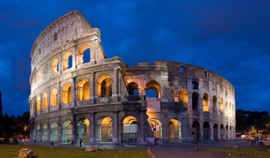 Đấu trường La Mã (Italy): Công suất chứa lúc mới xây xong là 50.000 khán giả. Đấu trường được sử dụng cho các võ sĩ giác đấu thi đấu và trình diễn công chúng. Đấu trường được xây dựng khoảng năm 72 sau công nguyên dưới thời hoàng đế Vespasian. Đây là công trình lớn nhất được xây ở Đế chế La Mã được hoàn thành năm 80 sau công nguyên dưới thời Titus, với nhiều chỉnh sửa dưới thời hoàng đế Domitian.