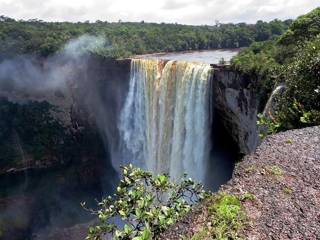 Guyana: Vượt qua biên giới Brazil là du khách đã lọt vào những khu rừng nhiệt đới của Guyana với những loài động thực vật quý hiếm. Nước này có đặc trưng bởi những khu rừng nhiệt đới rộng lớn bị chia cắt bởi nhiều con sông, lạch và thác nước, nổi tiếng nhất là thác Kaieteur trên sông Potaro. Guyana có biên giới phía đông với Suriname, phía nam và tây nam với Brasil và phía tây với Venezuela. Đây là nước nhỏ thứ ba trên lục địa Nam Mỹ với kích thước xấp xỉ Anh. Guyana là nước duy nhất tại Nam Mỹ có ngôn ngữ chính thức là tiếng Anh và là một trong hai nước còn lại ở châu Mỹ vẫn áp dụng giao thông bên trái.
