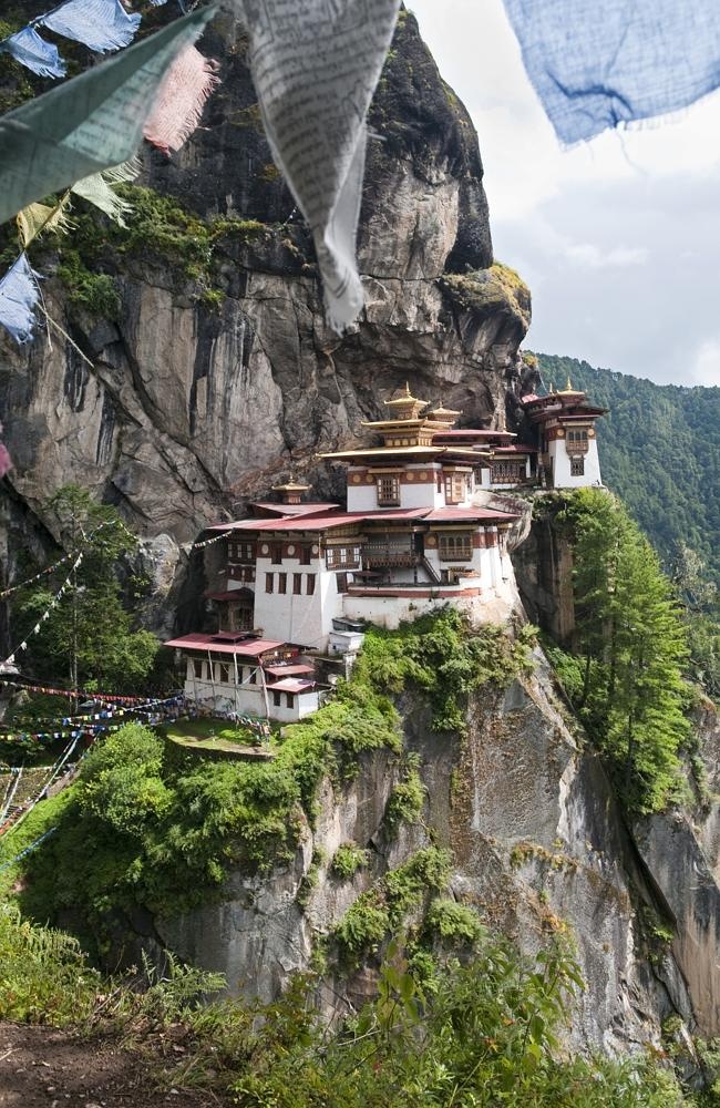 Bhutan: Trước năm 1974, nước Bhutan nhỏ bé, lọt thỏm giữa Himalaya được ít người biết đến bởi người nước ngoài không được phép nhập cảnh vào Bhutan và người Bhutan không có điều kiện để đi ra nước ngoài. Đến nay, Bhutan vẫn khá tách biệt với thế giới văn minh. Cả nước chỉ có một sân bay, với một đường băng, máy bay chỉ có thể lên xuống vào ban ngày với điều kiện thời tiết tốt. Đây cũng là thủ đô duy nhất không có đèn giao thông, 60% diện cả nước được rừng bao phủ.
