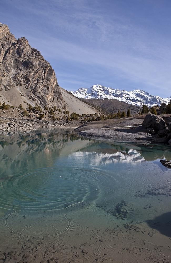 Tajikistan: Đây là quốc gia nhỏ bé nhất và nghèo nhất vùng Trung Á. Buôn lậu thuốc phiện là một nguồn thu nhập chính tại Tajikistan bởi nước này là điểm dừng chân quan trọng của ma tuý Afghanistan trên con đường tới Nga. Hơn 50% diện tích đất nước nằm ở độ cao trên 3.000m so với mực nước biển.