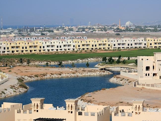 Ras al Khaimah là một trong bảy tiểu vương quốc hình thành nên các tiểu vương quốc Ảrập Thống nhất. Có diện tích 1.684 km2, dân số hơn 200.000 người, tiểu vương quốc này có bãi cát vàng dọc bờ biển dài đến 43km, nổi tiếng với dịch vụ spa, các cuộc đua lạc đà ở khu mua sắm Manar diễn ra từ tháng 9 đến tháng 4 hằng năm. 
