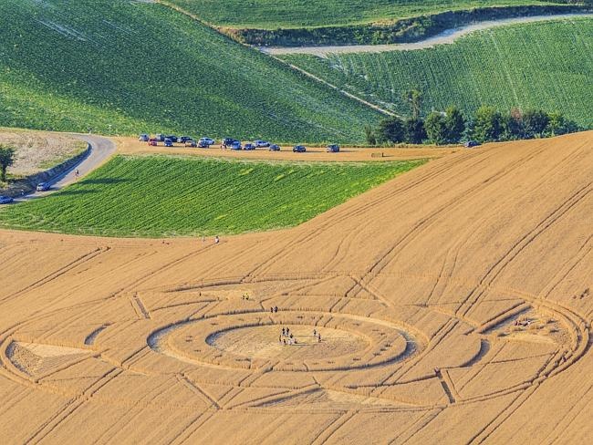 Poirino, Italy: Vùng đồng quê miền bắc Italy có những vòng tròn kỳ lạ, được sắp xếp đẹp mắt, trông như dấu vết của người ngoài hành tinh để lại.